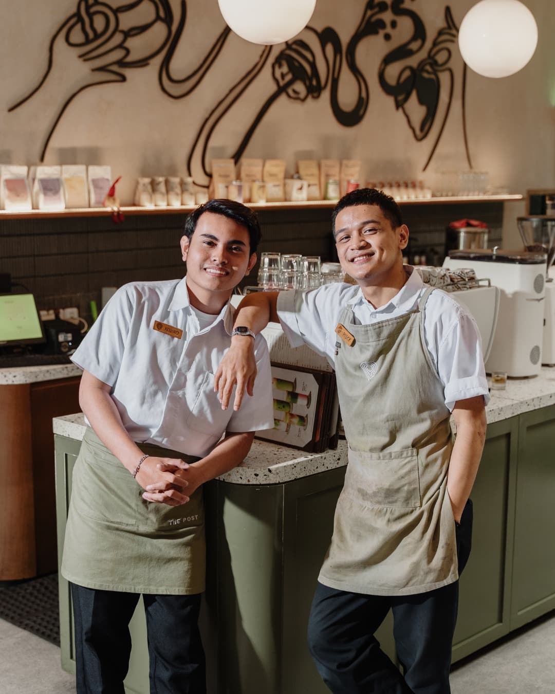 Dua barista The Post di depan bar kopi