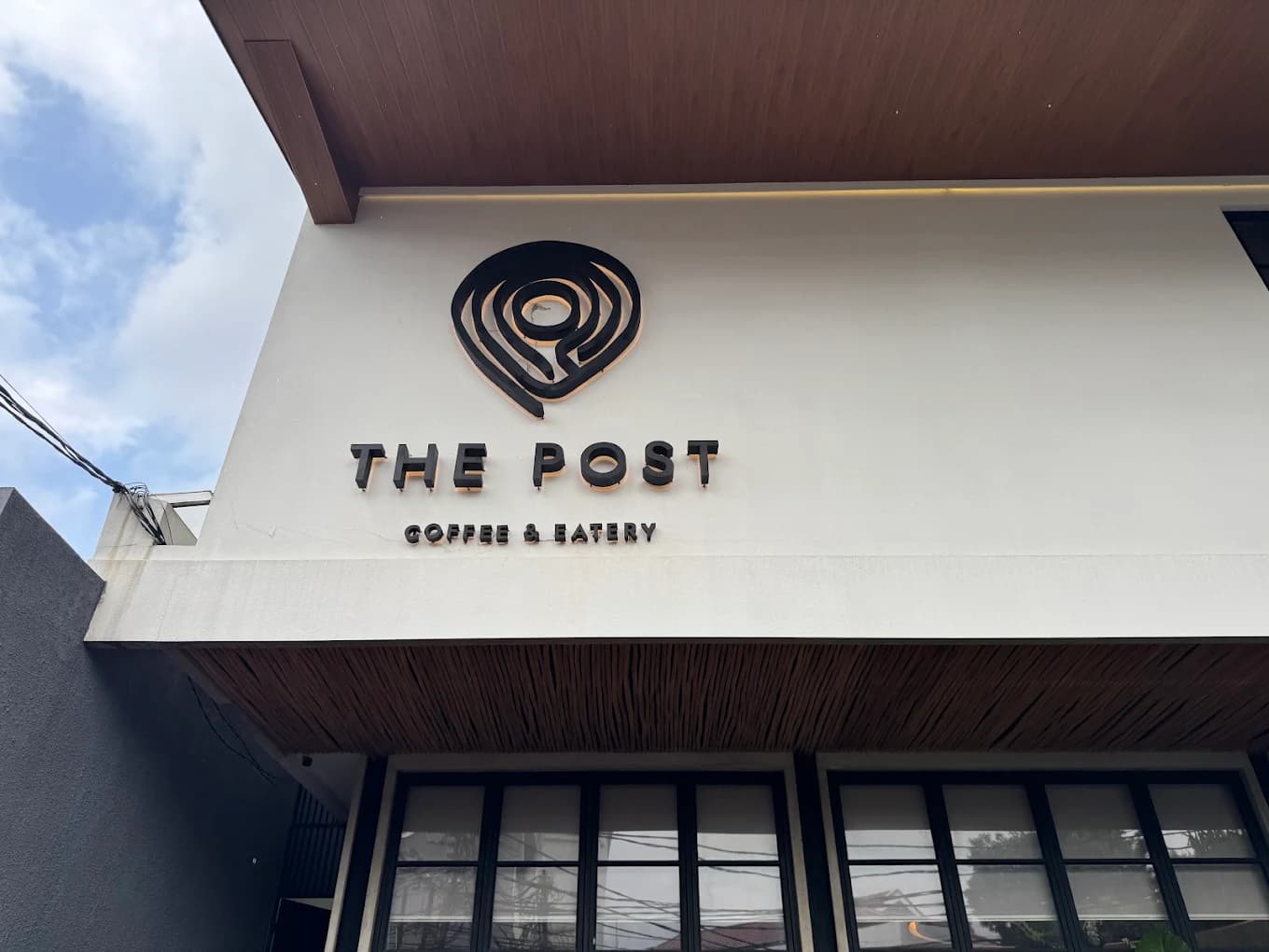 Fasad depan The Post Coffee and Eatery di Cipete